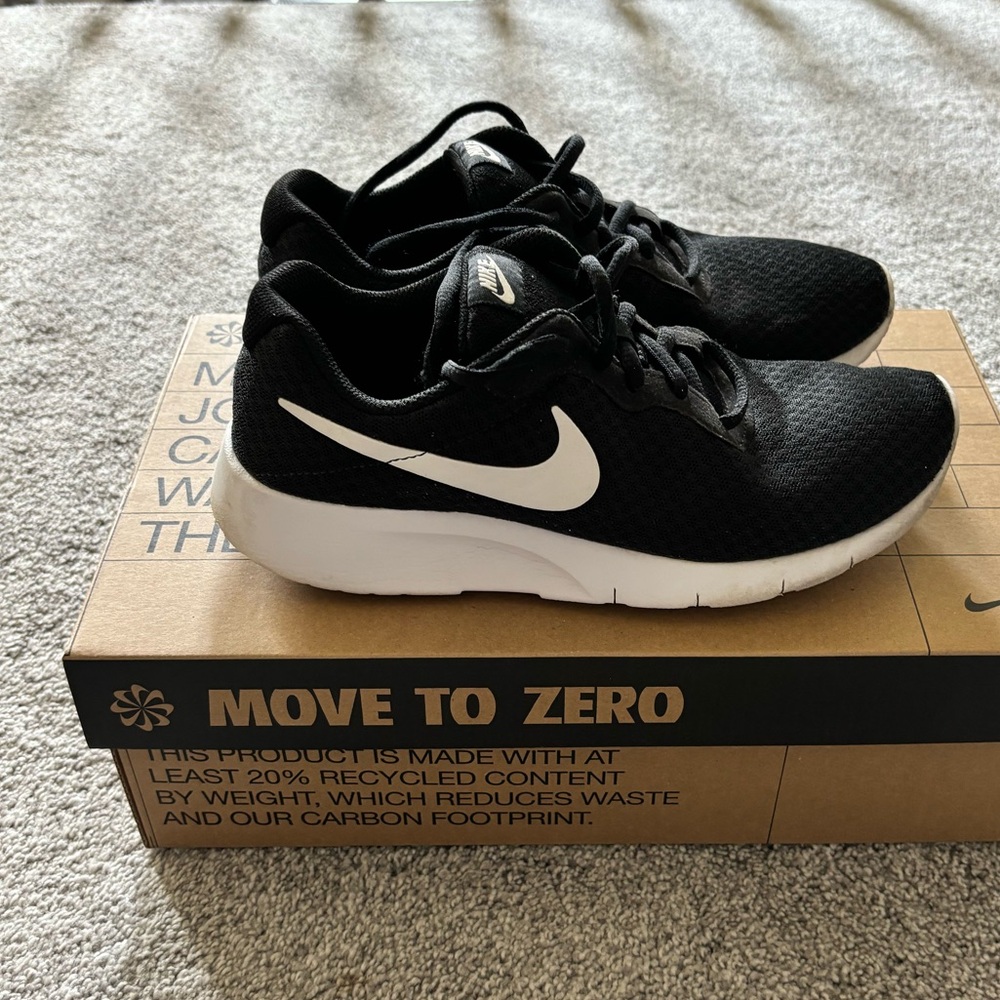 Nike Tanjun Tennis Shoes